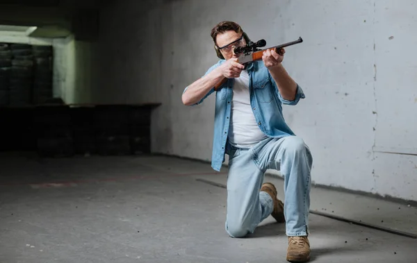 Skilled confident man hitting the aim — Stock Photo, Image