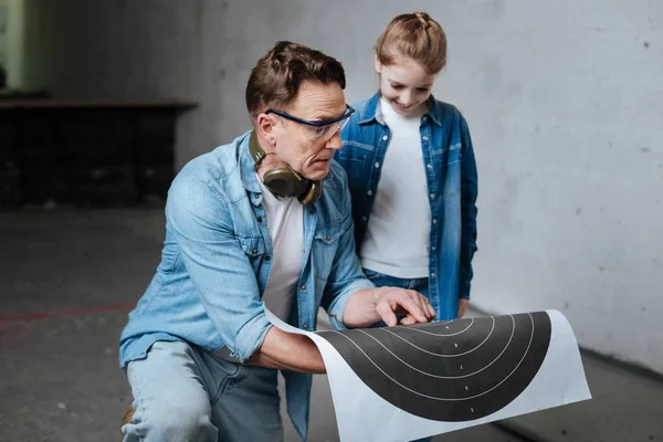 Serious confident man pointing at the bulls eye — Stock Photo, Image