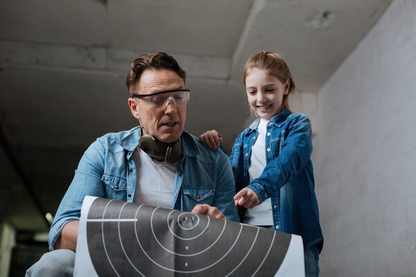 Счастливая веселая девушка смотрит на цель
