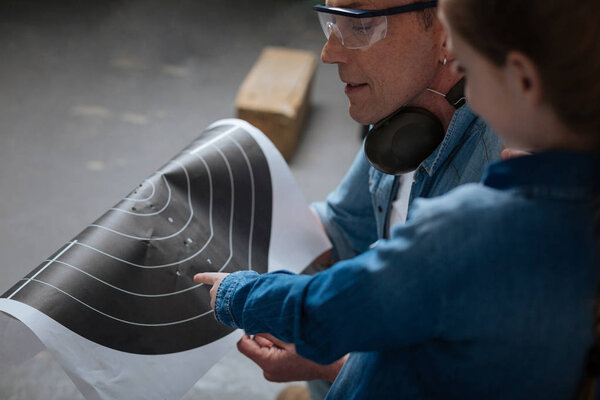 Милая девушка указывает на цель.
