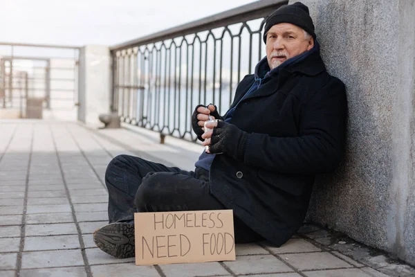 Blij man tijdens het oversteken zijn benen — Stockfoto