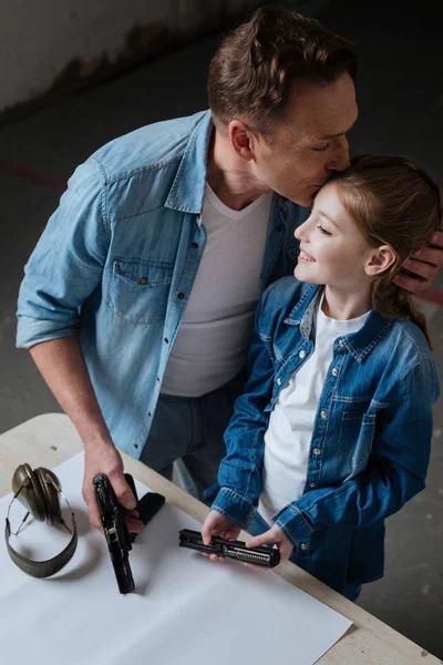 Encantado padre cariñoso besando a su hija — Foto de Stock