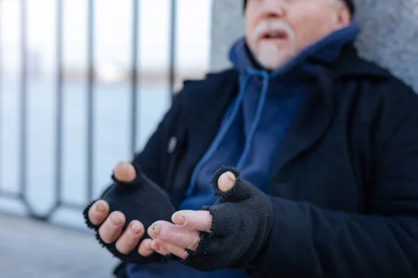 Oude man met zere vingers cadging voor voedsel — Stockfoto