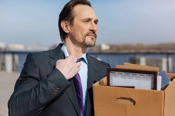 Glückliche männliche Person hält Schachtel mit Dokumenten — Stockfoto