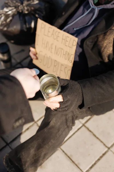 Dakloze man houden van tin voor geld — Stockfoto