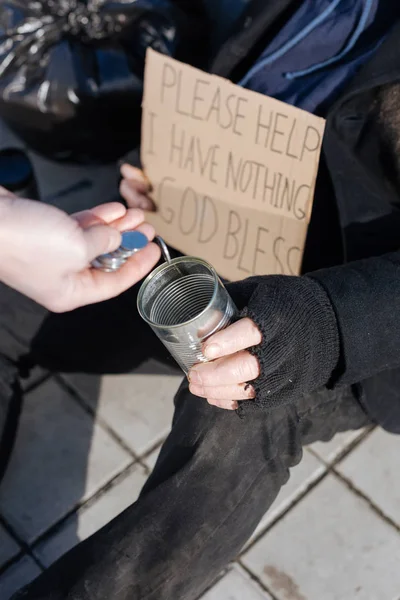 Närbild av manlig hand samtidigt som den ger pengar — Stockfoto