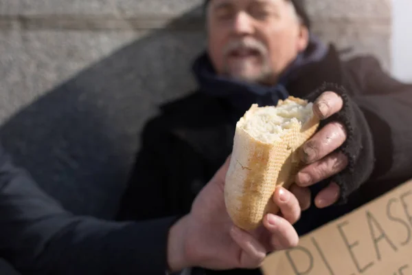 Κοντινό πλάνο της αρσενικά χέρια κρατώντας ψωμί — Φωτογραφία Αρχείου