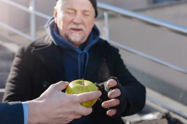 Szczęśliwy człowiek, jest zadowolony z apple — Zdjęcie stockowe