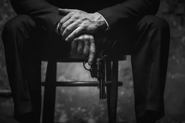 Злий чоловік тримає пістолет біля готового — стокове фото