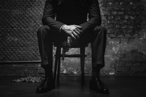 Имперский стильный джентльмен выглядит опасным
