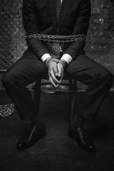 Quebrado homem indefeso amarrado com correntes — Fotografia de Stock