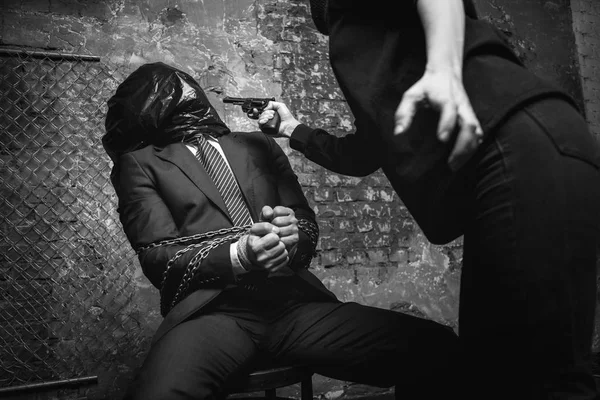 Головою руйнівного злочинця тероризують бізнесмена за гроші — стокове фото