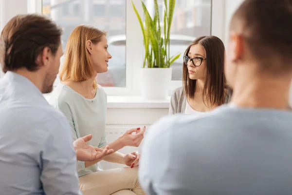 Gruppe von Menschen, die zusammenarbeiten — Stockfoto