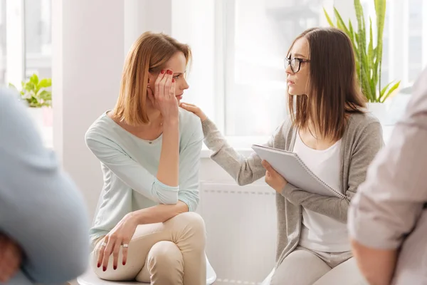 Zeer attente vrouw aanmoedigen haar collega — Stockfoto