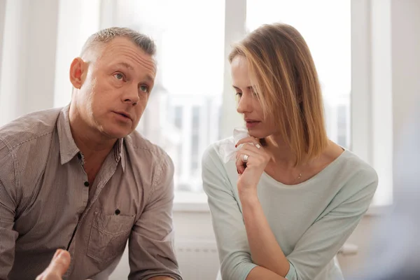 Doordachte vrouw en man bespreken vragen — Stockfoto
