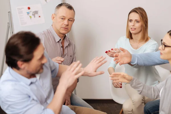 Gruppo di persone sorprese dal loro collega — Foto Stock