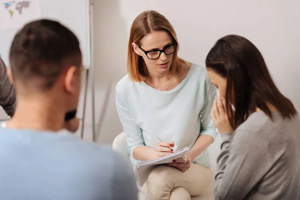 Uppmärksamma blond lyssnar på hennes inferior — Stockfoto