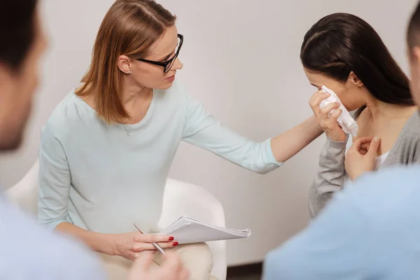 Sympathieke vrouw kalmerende beneden haar collega — Stockfoto