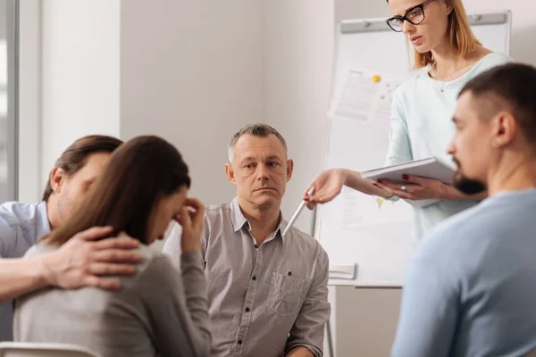 Indiferente a todo hombre mirando a un lado — Foto de Stock