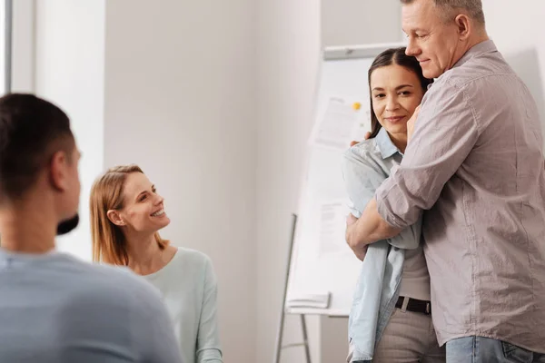 Glad kvinna som står nära psykolog — Stockfoto