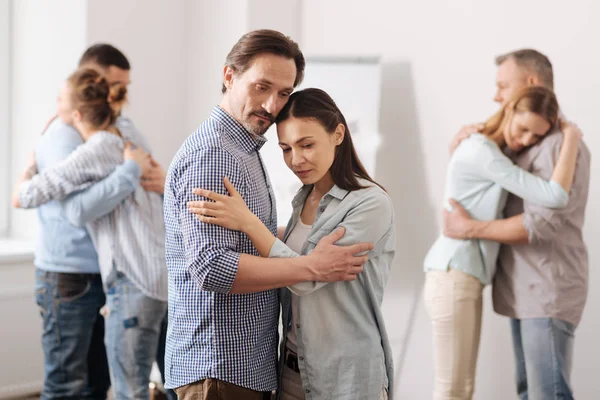 Tre par står i semi ställning — Stockfoto