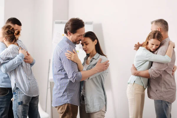 Coppia di persone dai capelli neri in piedi nel mezzo — Foto Stock