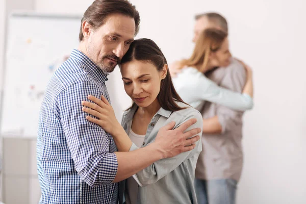 Blij man zijn hoofd leunend op zijn partner — Stockfoto