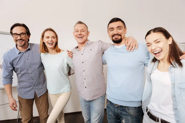 Felices colegas posando directamente en cámara — Foto de Stock