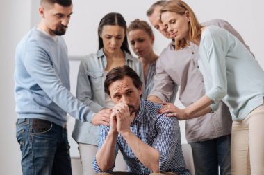 Düşünceli adam mesafeden bakan