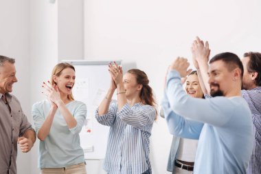 Pozitif komut fiziksel egzersizleri yapıyor