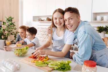 Pozitif kız babasıyla mutfakta yemek