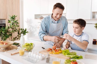 Neşeli sevgi dolu baba ve oğlu birlikte yemek