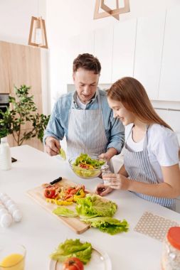 Neşeli baba ve kızı yemek salata Üstten Görünüm