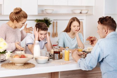 Meslektaşlar aile mutfakta Kahvaltı