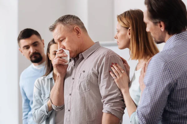 Foto del profilo del lavoratore sconvolto che si copre il naso — Foto Stock