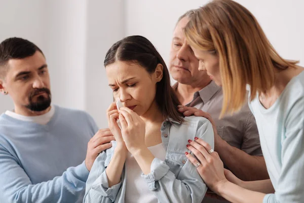 Jeune femme bouleversée essuyant des larmes — Photo