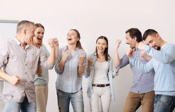 Team di successo in posa sulla macchina fotografica — Foto Stock