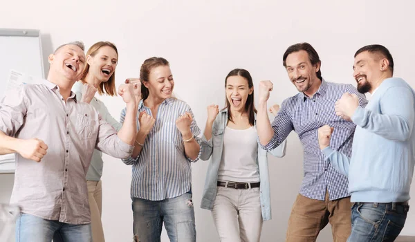 Colegas encantados positivos levantando punhos — Fotografia de Stock