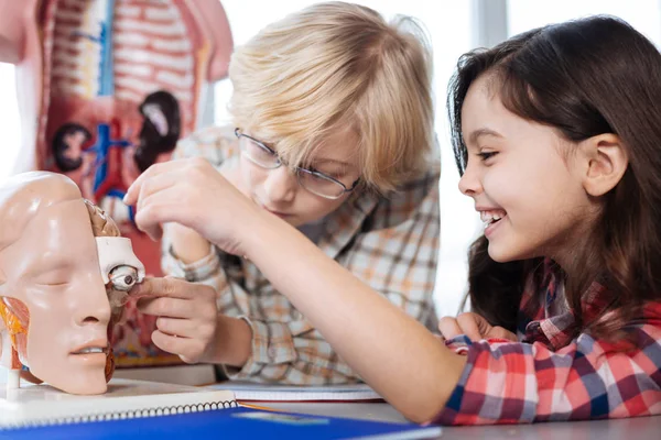 Engager les enfants positifs examinant le modèle du corps humain — Photo