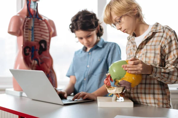 Getalenteerde klasgenoten vervullen biologie toewijzing — Stockfoto