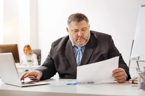 Clerk trabalhando na mesa e analisando relatório — Fotografia de Stock