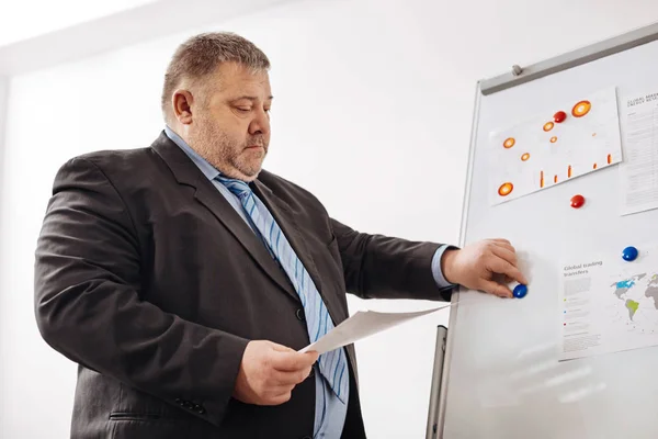 Empleado cansado enfocado haciendo una presentación —  Fotos de Stock