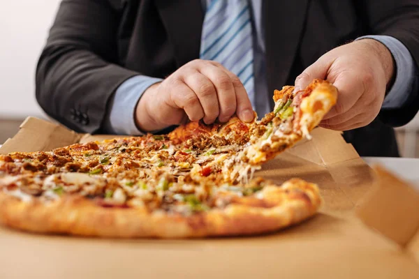 Pracownik firmy Frontline jedzenie pizza — Zdjęcie stockowe