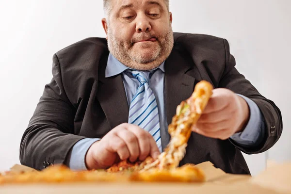 Niezdrowe pracownika o niektórych junk food na obiad — Zdjęcie stockowe