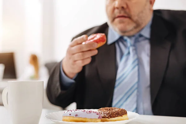 Corpulente zal minder consumeren donuts man — Stockfoto