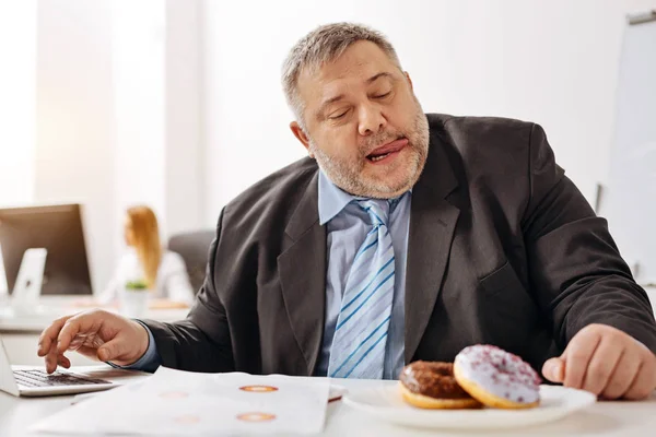 Fome estressado funcionário de escritório não pode esperar para o almoço — Fotografia de Stock