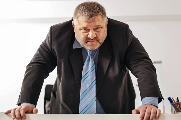 Asustado gerente de oficina abrumado siendo furioso — Foto de Stock