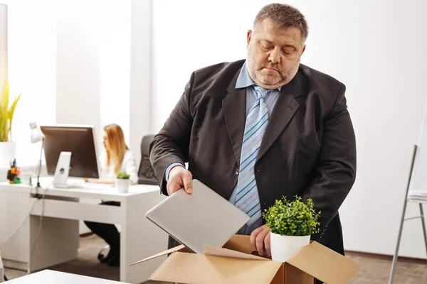 Triste trabalhador de escritório angustiado sendo demitido — Fotografia de Stock