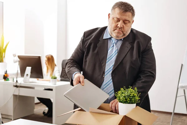 Triste trabajador de oficina angustiado siendo despedido — Foto de Stock