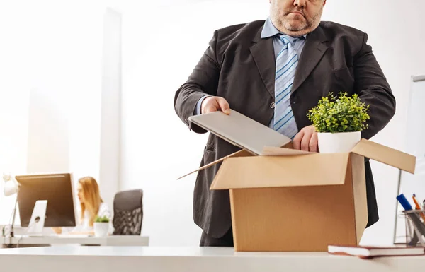 Ängslig trött anställd packning hans saker — Stockfoto